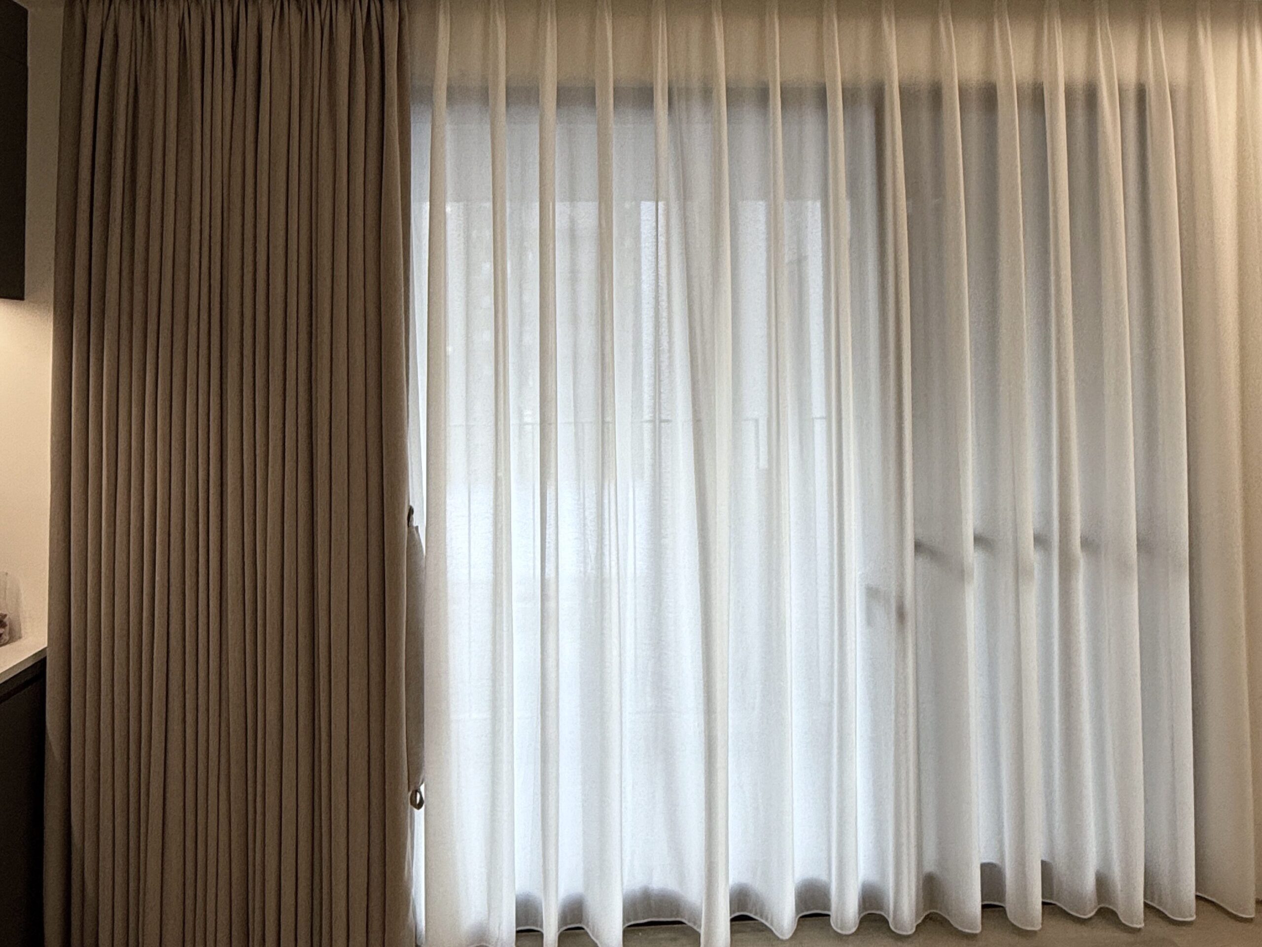 沐馨窗簾，裝潢設計 雙層布簾，奶茶色折景布簾搭配螽斯折景紗簾，布簾展開效果，紗簾遮蔽效果，正面效果呈現