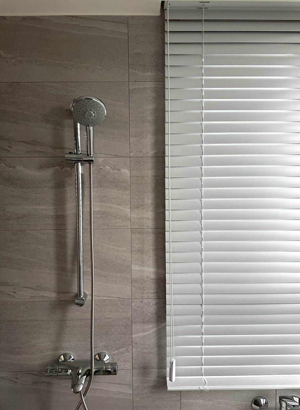 LINE_ALBUM_H02707巫春星 國泰MoST+_250609_12 - 沐馨窗簾 浴室空間|50MM白色鋁百葉簾搭配米色磁磚近拍效果