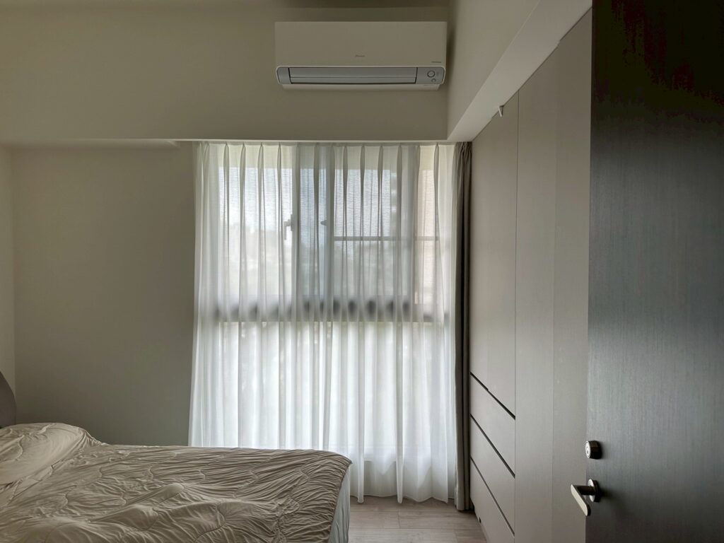 LINE_ALBUM_H02707巫春星 國泰MoST+_250609_61 - 沐馨窗簾 臥室窗簾亞麻折景布簾+橫紋紗簾 布簾全開紗簾未開光線效果