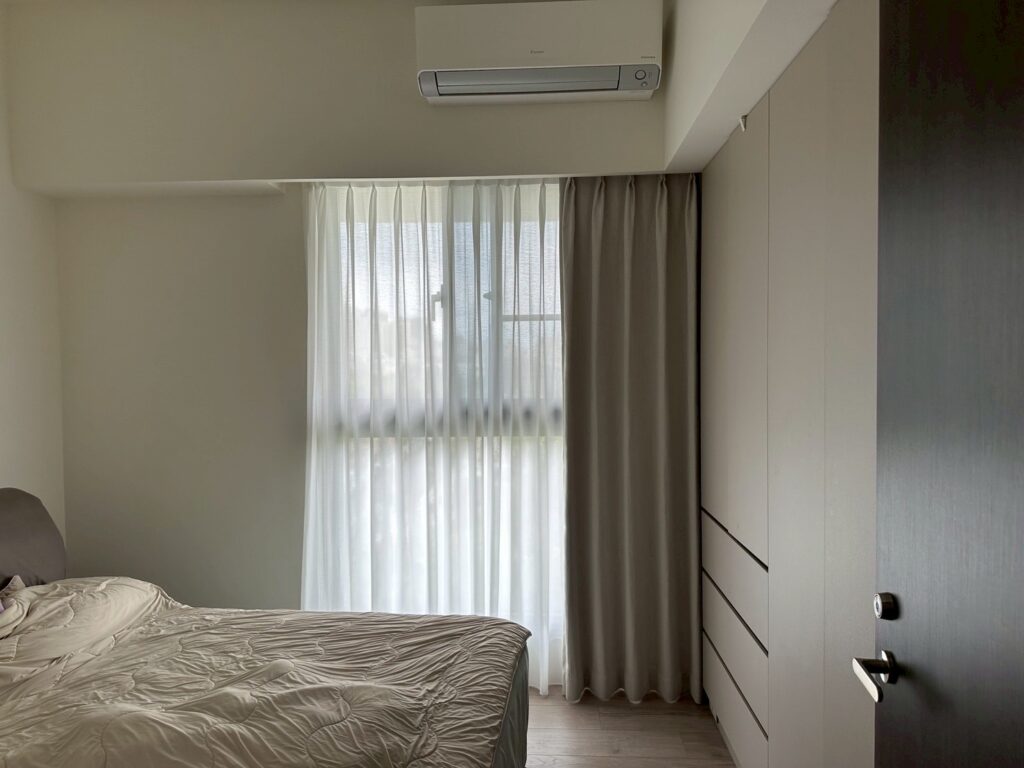 LINE_ALBUM_H02707巫春星 國泰MoST+_250609_63 - 沐馨窗簾 臥室窗簾亞麻折景布簾+橫紋紗簾 布簾半開,紗簾未開光線效果