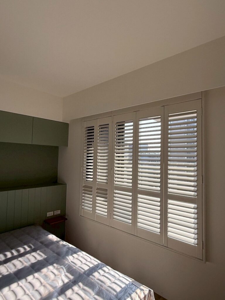 主臥室百葉窗效果