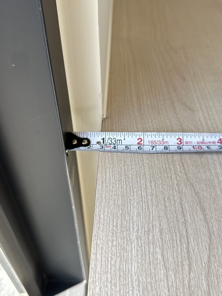 化妝桌與窗戶間的縫隙小於3CM，窗簾選擇16MM鋁百葉簾，不影響美觀也兼具實用性