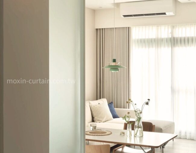 【信義之星6】頭份窗簾設計案例｜3房一廳現代簡約風格，主臥寬度太窄，不想買床頭櫃？床頭繃布版不僅省空間，還能做出飯店宅效果～