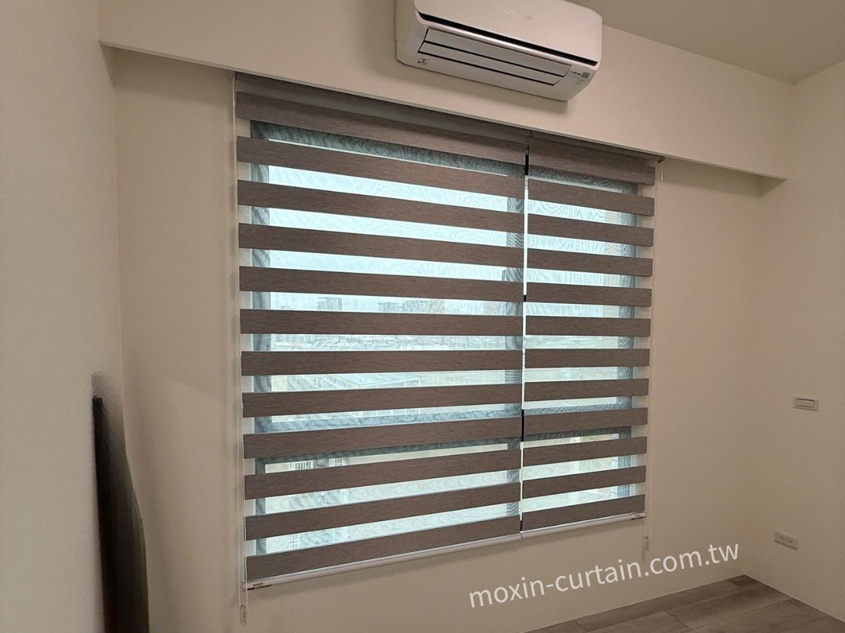 沐馨窗簾　次臥室大扇調光簾，併窗規劃，室內開燈的透光效果