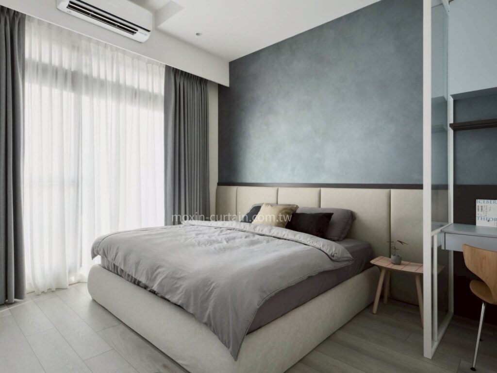 沐馨窗簾　主臥整體照片　雙層窗簾＋床與床頭板的效果　側拍