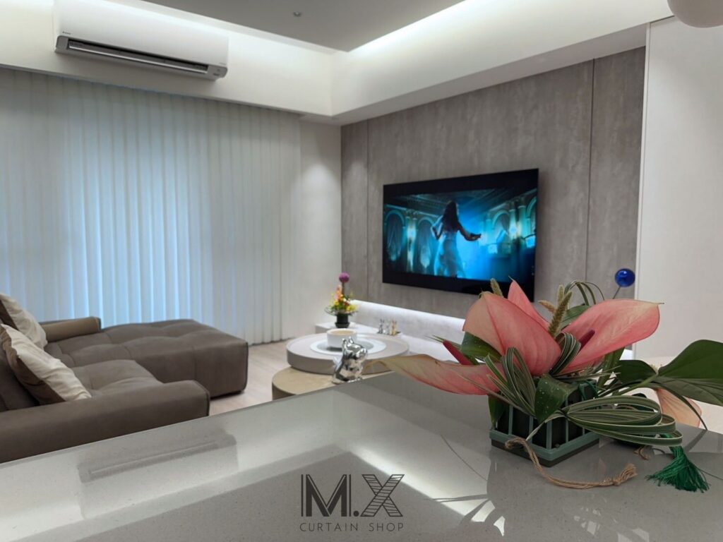 國泰MOST+巫春星LOGO案例照 (1) - 沐馨窗簾 客廳大空間窗簾做直立柔紗簾展示