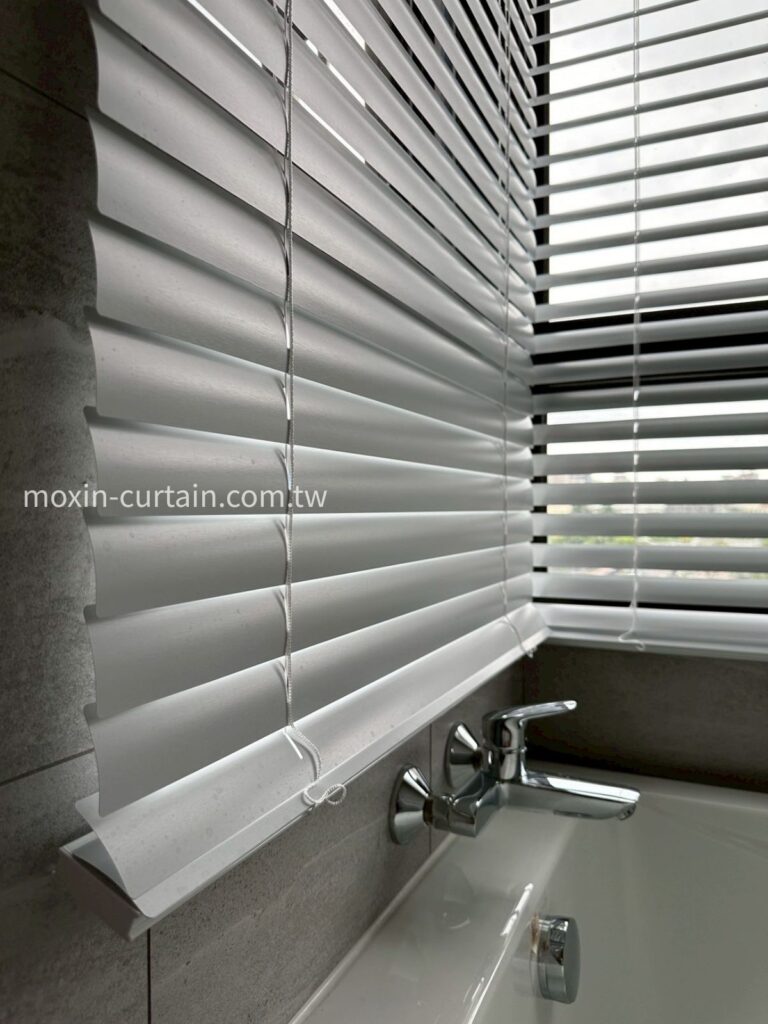 國泰MOST+巫春星LOGO案例照 (11) - 沐馨窗簾 浴室空間|50MM白色鋁百葉簾葉片及下軌近拍效果