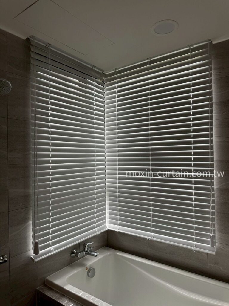 國泰MOST+巫春星LOGO案例照 (12) - 沐馨窗簾 L型窗戶浴室空間|50MM白色鋁百葉簾,葉片關閉遮光效果 隱私效果