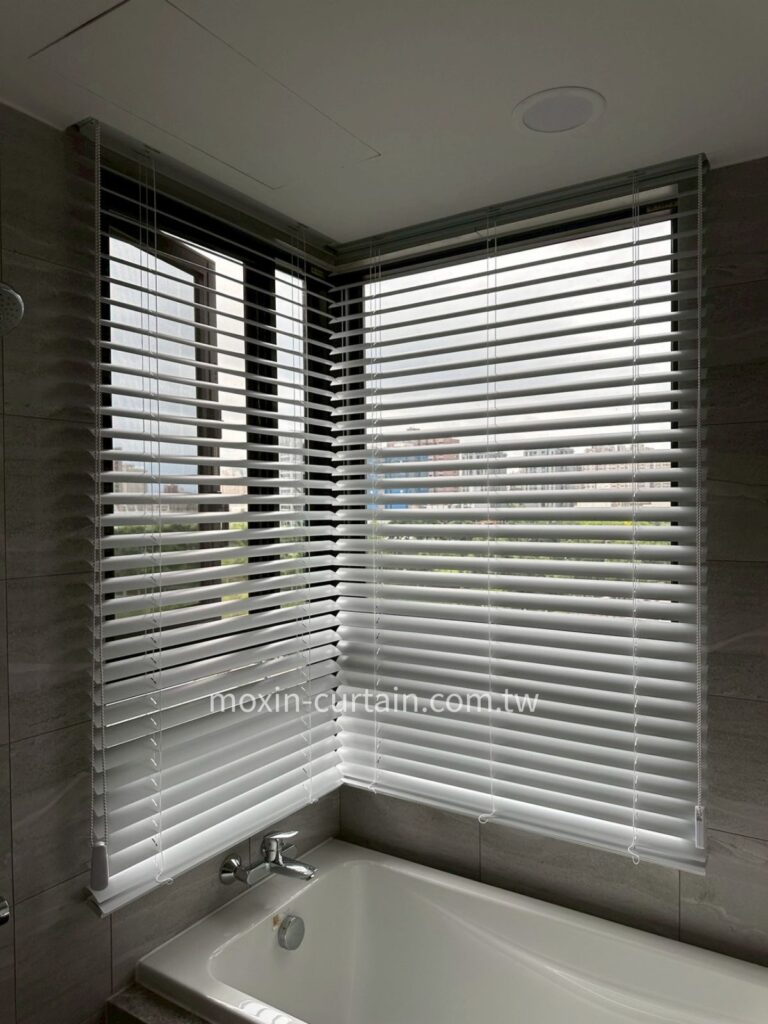 國泰MOST+巫春星LOGO案例照 (13) - 沐馨窗簾 L型窗戶浴室空間|50MM白色鋁百葉簾,葉片關打開透光效果 隱私效果