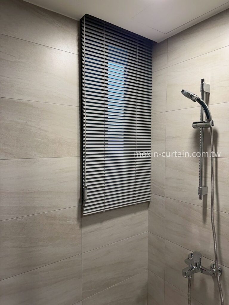 國泰MOST+巫春星LOGO案例照 (14) - 沐馨窗簾 浴室空間|25MM米灰色鋁百葉簾搭配米色磁磚遠拍效果