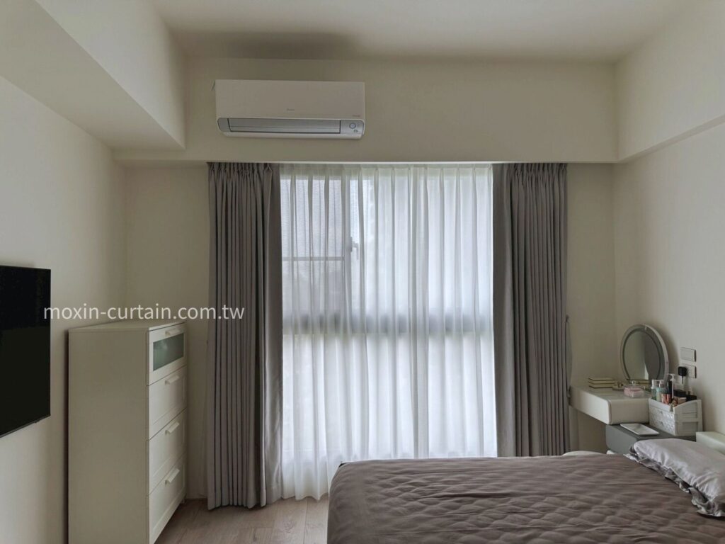 國泰MOST+巫春星LOGO案例照 (17) - 沐馨窗簾 沐馨窗簾主臥空間|亞麻蛇型布簾+橫紋紗簾雙層窗簾設計