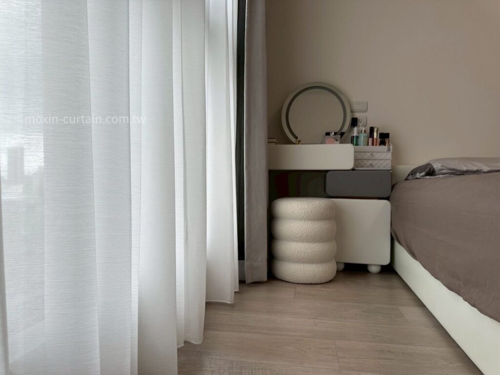 國泰MOST+巫春星LOGO案例照 (18) - 沐馨窗簾 沐馨窗簾主臥空間|亞麻蛇型布簾+橫紋紗簾雙層窗簾設計 紗簾細節