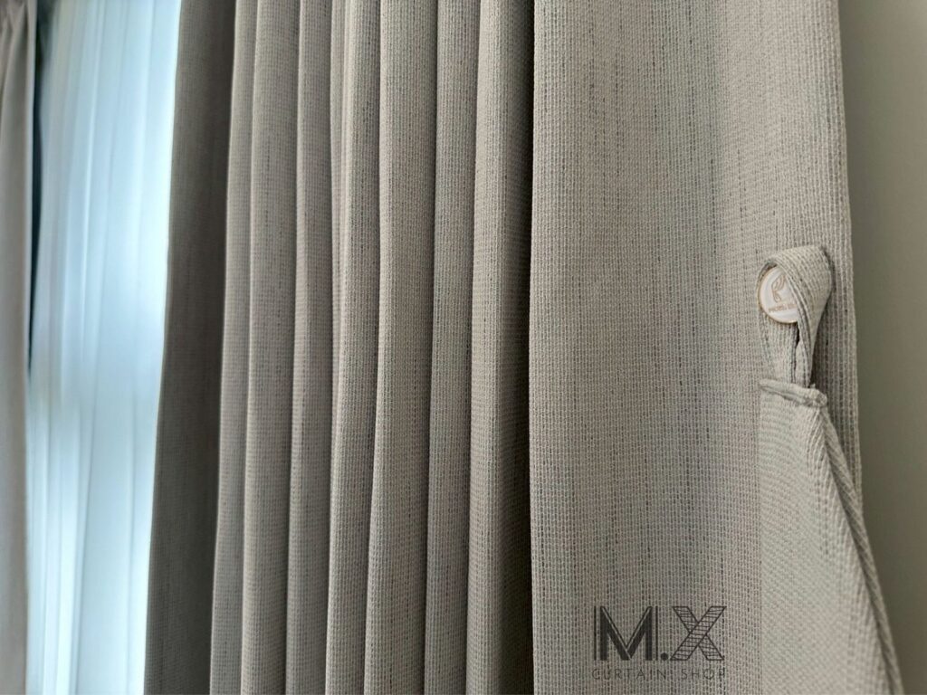 國泰MOST+巫春星LOGO案例照 (19) - 沐馨窗簾 沐馨窗簾主臥空間|亞麻蛇型布簾+橫紋紗簾雙層窗簾設計 布簾細節