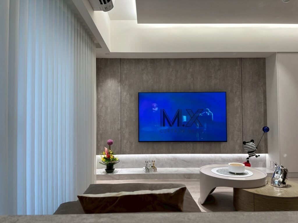 國泰MOST+巫春星LOGO案例照 (3) - 沐馨窗簾 客廳窗簾做直立柔紗簾從書房角度拍向電視牆