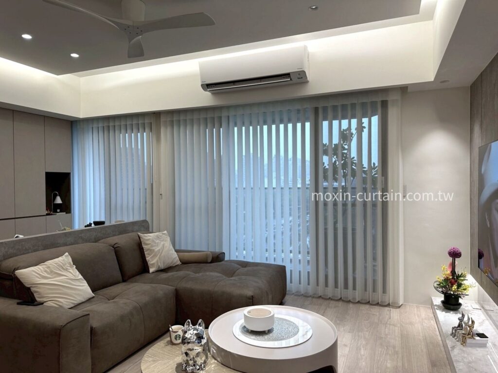 國泰MOST+巫春星LOGO案例照 (4) - 沐馨窗簾 客廳窗簾做直立柔紗簾展示 搭配棕色沙發