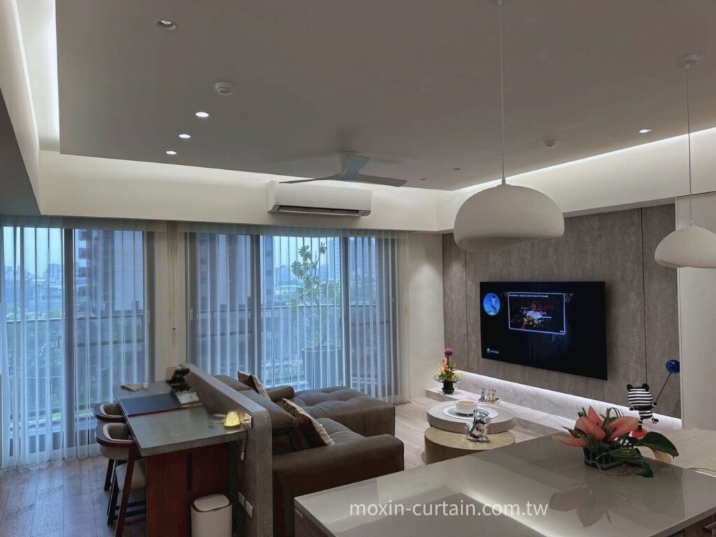 國泰MOST+巫春星LOGO案例照 (5) - 沐馨窗簾 客廳大空間窗簾做直立柔紗簾展示