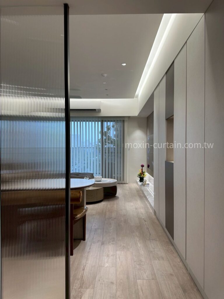 國泰MOST+巫春星LOGO案例照 (6) - 沐馨窗簾 客廳窗簾做直立柔紗簾展示從玄關看過去的角度