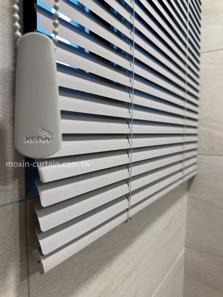 國泰MOST+巫春星LOGO案例照 (7) - 沐馨窗簾 浴室空間|25MM米灰色鋁百葉簾搭配米色磁磚近拍效果