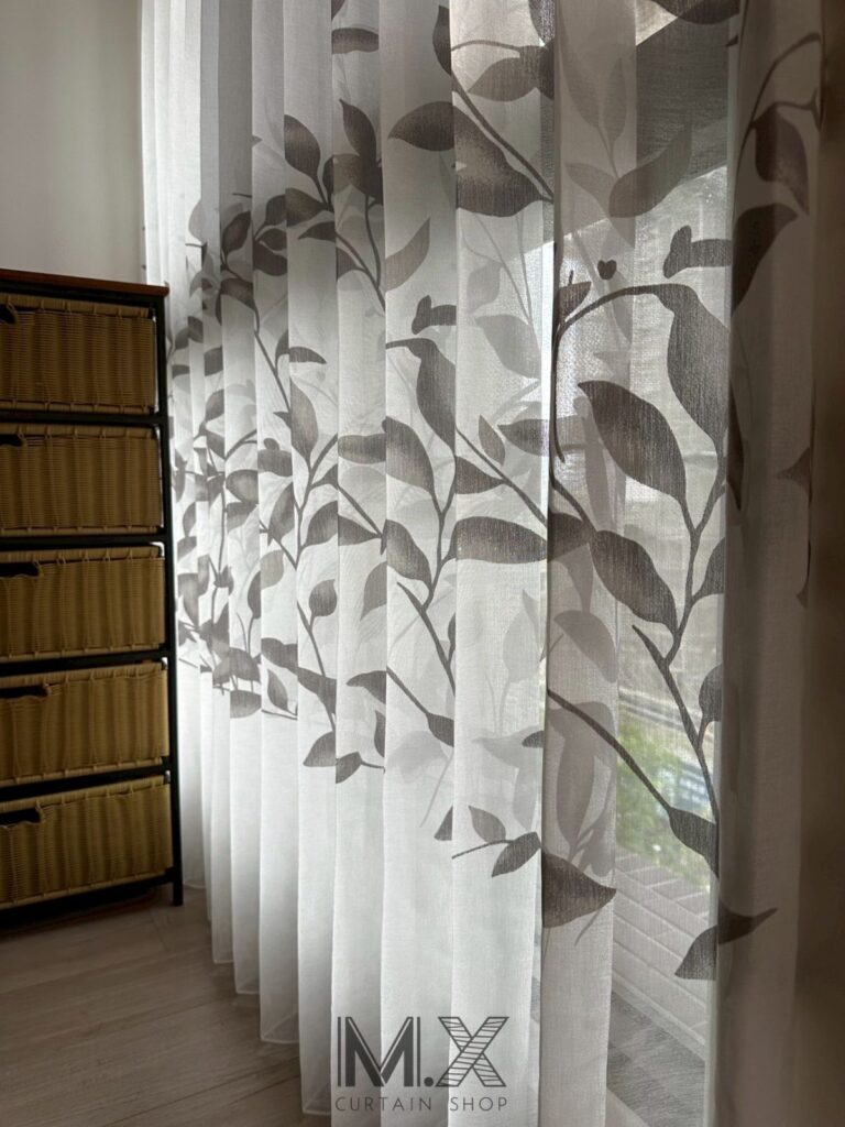 國泰MOST+巫春星LOGO案例照 (9) - 沐馨窗簾 更衣室空間|特殊花紋折景紗簾 近拍沙簾細節圖