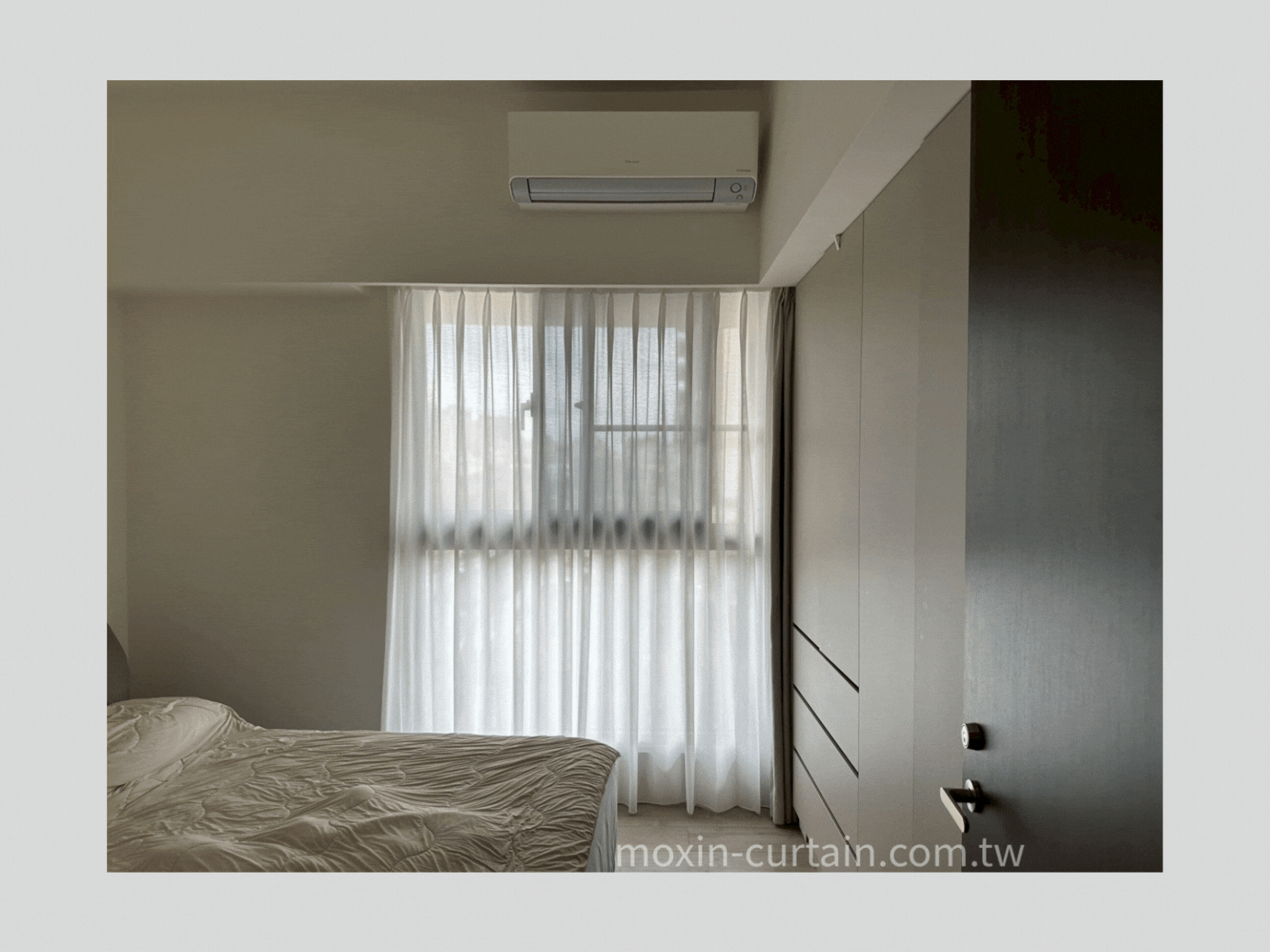 國泰Most+次 - 沐馨窗簾 主臥窗簾實拍動畫|亞麻折景布簾+橫紋紗簾展現安靜光感