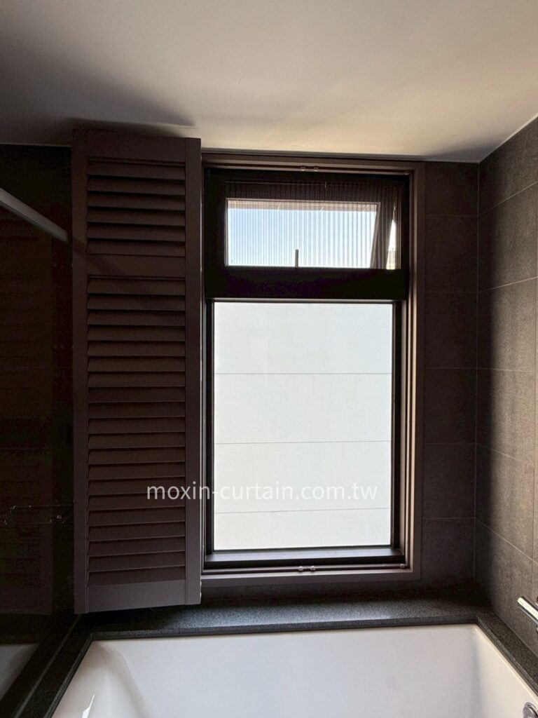 窗簾設計 沐馨窗飾 浴室窗簾規劃 奶咖色百葉窗設計，單開折式百葉窗整扇打開示意圖