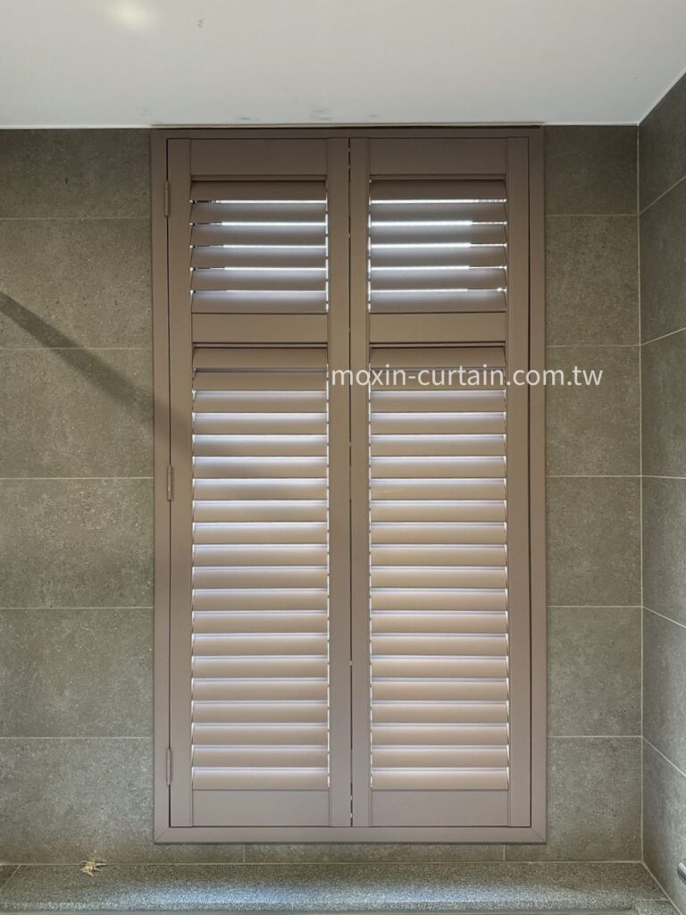窗簾設計 沐馨窗飾 浴室窗簾規劃 奶咖色百葉窗設計，對開百葉窗效果圖