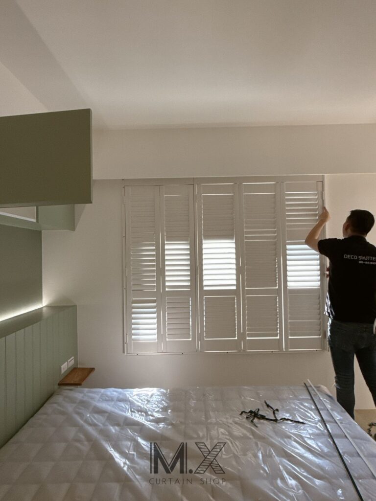 窗簾設計 沐馨窗飾 窗簾設計 沐馨窗飾 主臥窗簾規劃 白色百葉窗設計  窗簾安裝師傅調整葉片