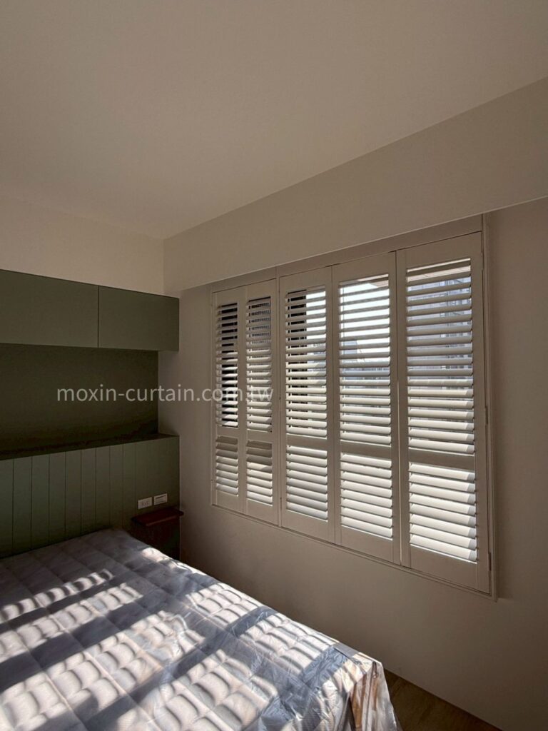 窗簾設計 沐馨窗飾 主臥窗簾規劃 白色百葉窗設計 對開折門式百葉窗 百葉窗葉片展開效果  