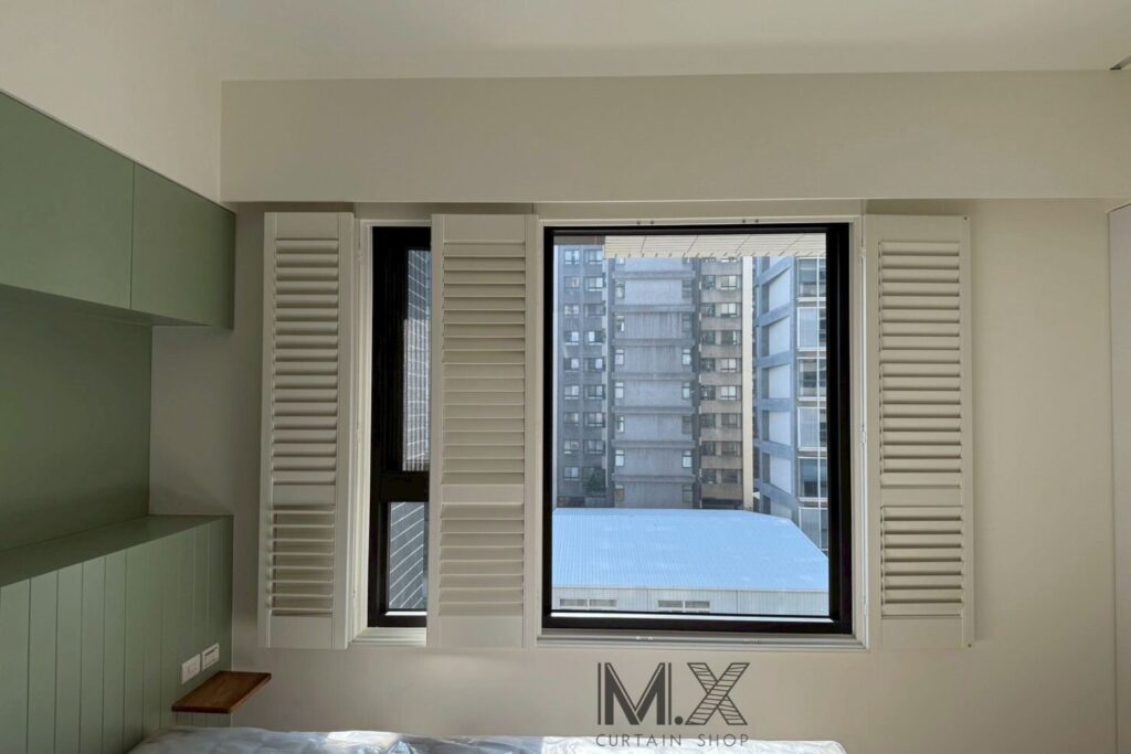 窗簾設計 沐馨窗飾 主臥窗簾規劃 白色百葉窗設計 對開折門式百葉窗，開窗效果