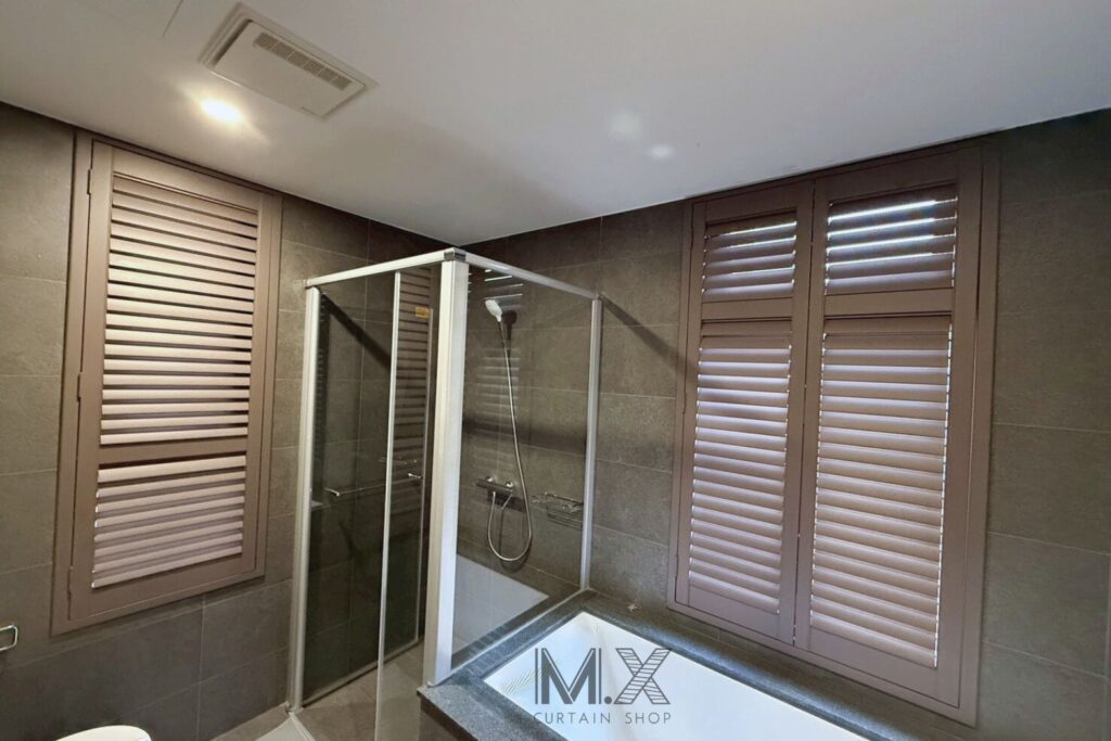 窗簾設計 沐馨窗飾 浴室窗簾規劃 奶咖色百葉窗設計，左邊為單開百葉窗右邊為單開折門百頁窗