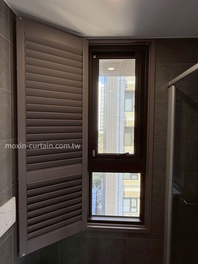 窗簾設計 沐馨窗飾 浴室窗簾規劃 奶咖色百葉窗設計，單開百葉窗整扇打開效果圖