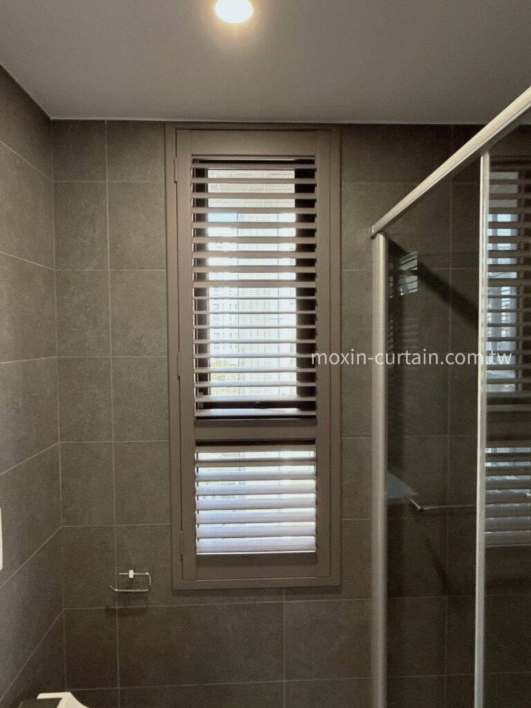 窗簾設計 沐馨窗飾 浴室窗簾規劃 奶咖色百葉窗設計，單開百葉窗葉片打開效果圖