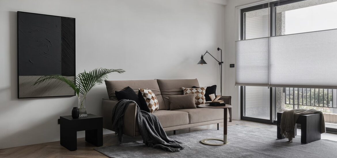 風琴簾放置在客廳空間搭配人字紋木地板中性簡約風格