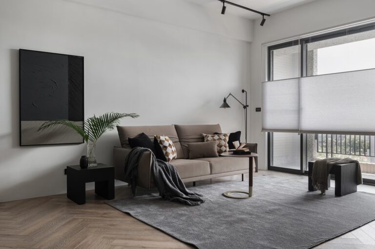 風琴簾放置在客廳空間搭配人字紋木地板中性簡約風格