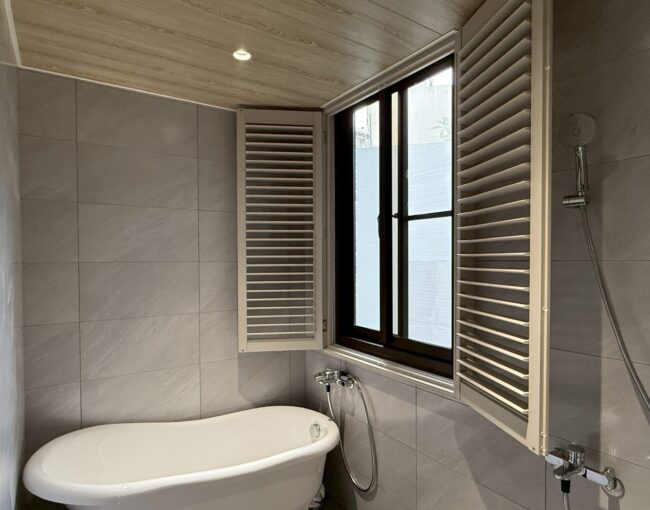 【竹南透天宅】竹南窗簾設計案例｜全屋風格搭配 × 客廳蛇行紗簾 × 浴室百葉窗機能美學