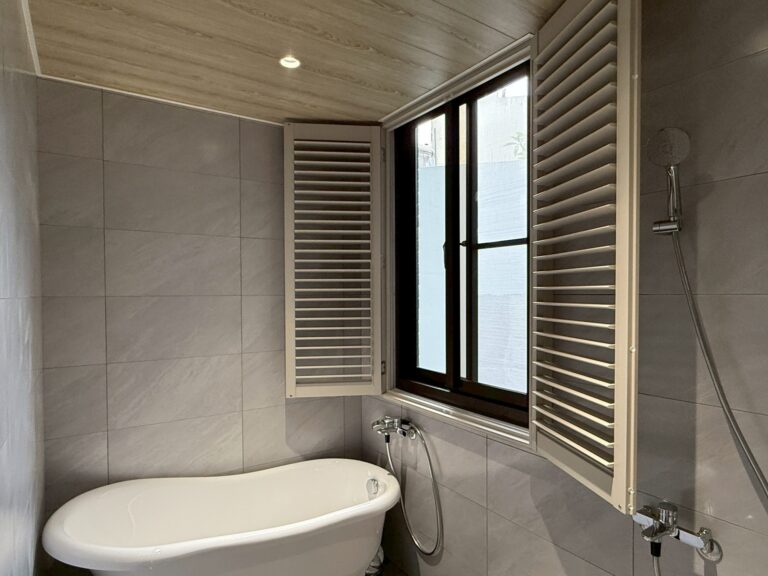 【竹南透天宅】竹南窗簾設計案例｜全屋風格搭配 × 客廳蛇行紗簾 × 浴室百葉窗機能美學