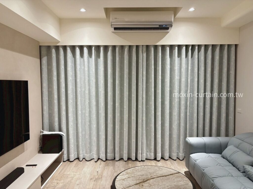 LOGO案例照 - 沐馨窗簾 客廳窗簾設計 蛇型布簾 使用厚實客廳窗簾設計 蛇型布簾 使用厚實 表面帶有微微的立體紋理,手感柔和而有厚度。具備良好的遮光性與垂墜感,適合用於客廳或臥室等需要兼顧美觀與功能性的空間