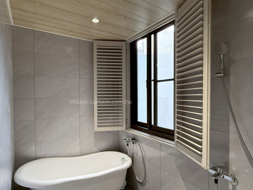 LOGO案例照 (2) - 沐馨窗簾 木馨窗簾 浴室空間 浴缸旁水龍頭上方做奶茶色木百葉窗 開啟的畫面