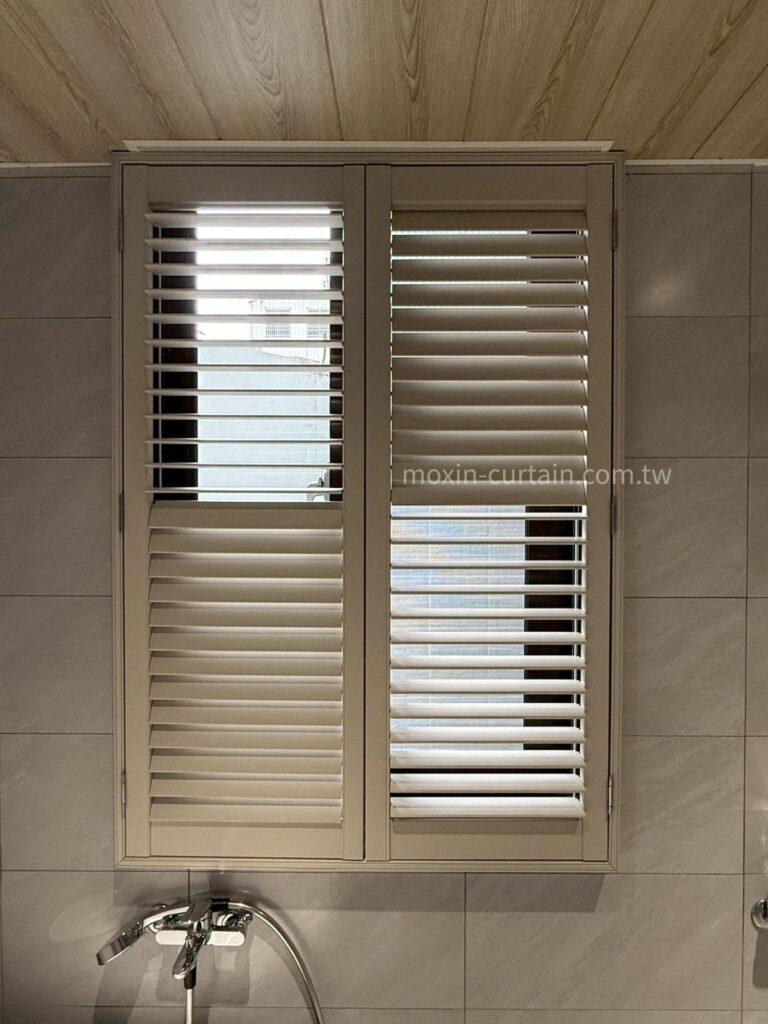 LOGO案例照 (2)_1 - 沐馨窗簾 沐馨窗簾 浴室空間 做木百葉窗後,左上跟右系方葉片開啟