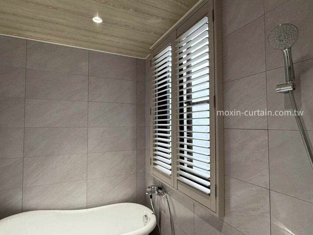 LOGO案例照 - 沐馨窗簾 木馨窗簾 浴室空間 浴缸旁水龍頭上方做奶茶色木百葉窗 關閉葉片打開的畫面