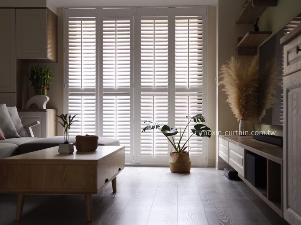 客廳落地百葉窗案例 - 沐馨窗簾 百葉窗安裝完整教學|一篇弄懂安裝方式、尺寸丈量