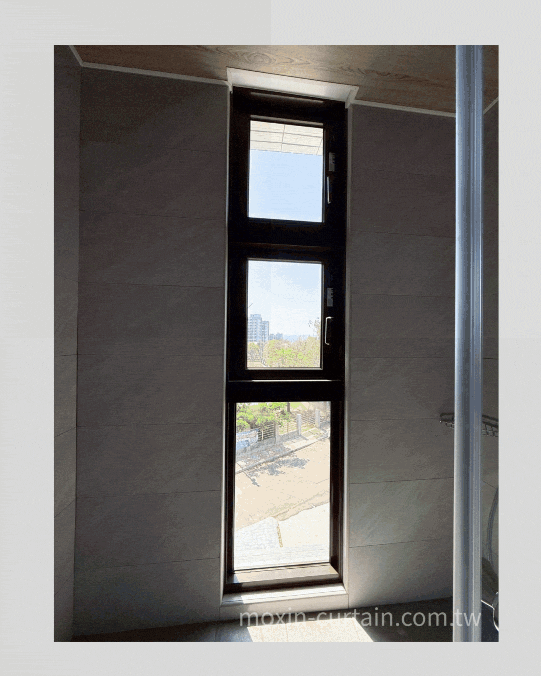 moxin-curtain.com.tw (Instagram 貼文 (45)) (2) - 沐馨窗簾 沐馨窗簾 浴室空間 瘦長窗型 使用灰綠色實木百葉窗 各種開窗 細節動態GIF圖