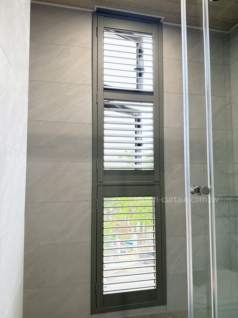 丁安琪LOGO案例照 (20) - 沐馨窗簾 沐馨窗簾 浴室空間 瘦長窗型 使用灰綠色實木百葉窗 開葉片展示