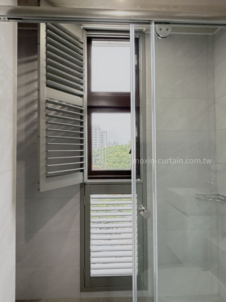 丁安琪LOGO案例照 (25) - 沐馨窗簾 沐馨窗簾 浴室空間 瘦長窗型 使用灰綠色實木百葉窗開上層
