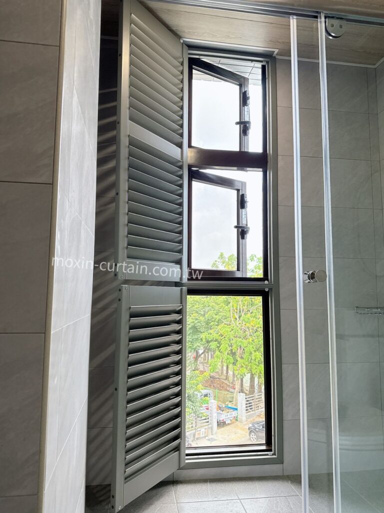 丁安琪LOGO案例照 (27) - 沐馨窗簾 沐馨窗簾 浴室空間 瘦長窗型 使用灰綠色實木百葉窗 上下全開效果