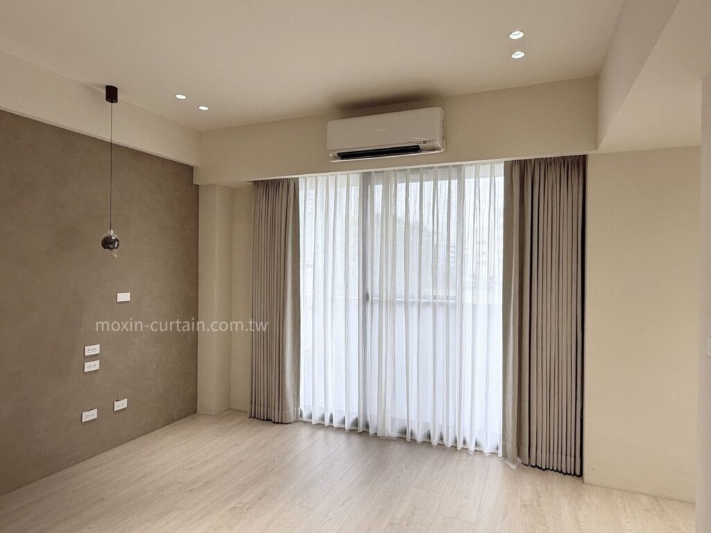 丁安琪LOGO案例照 (3) - 沐馨窗簾 沐馨窗簾 主臥落地窗使用 雙層布簾 臥室主牆與地板,以米灰木質調為主,窗簾選用亞麻材質呼應整體氛圍。柔光紗簾在白天時保有隱私感,而木百葉則完美配合化妝桌區的明亮採光需求
