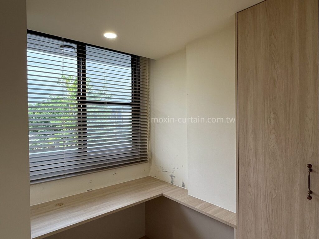 丁安琪LOGO案例照 (7) - 沐馨窗簾 沐馨窗簾 實木百葉簾在梳妝台上 ,光線映入