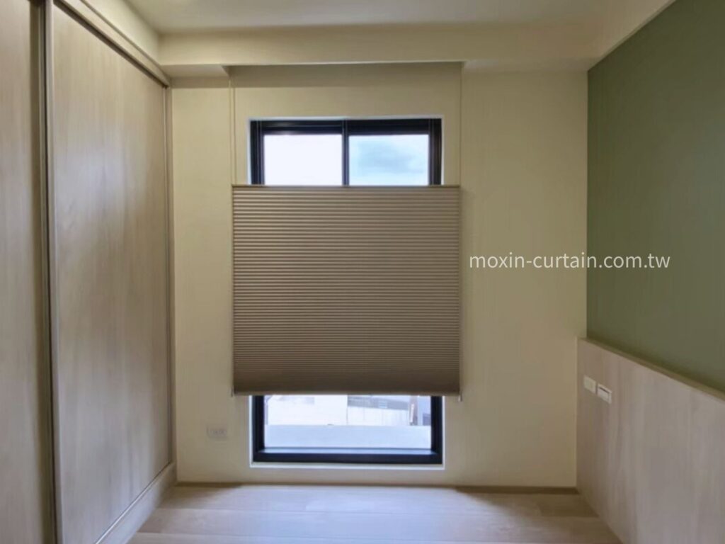 風琴簾LOGO - 沐馨窗簾 臥室風琴簾設計 葉片停留在中間 上下可以進光 米色部片 搭配淺草綠色牆面