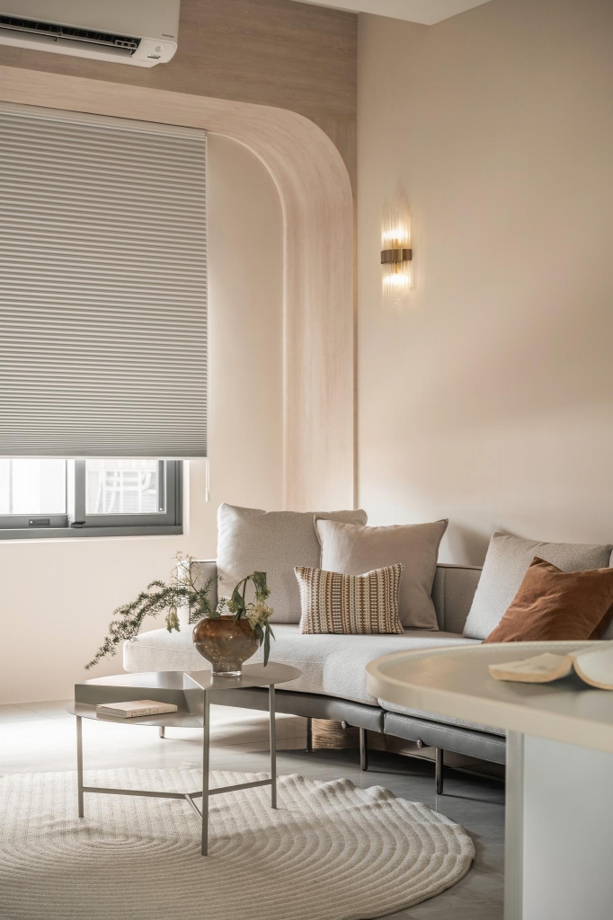 灰色蜂巢狀布面 × 淺木色弧形冷氣窗簾盒；弧線收邊與天花導角相呼應   直向特寫照片