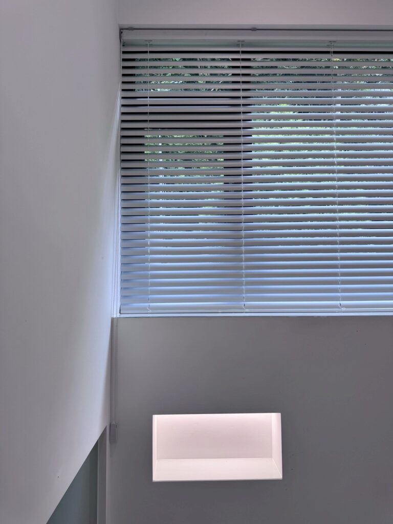 LINE_ALBUM_2025815_250815_74 - 沐馨窗簾 沐馨窗簾樓梯間 50MM鋁百葉簾 正拍
